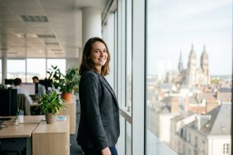 Jeune femme souriante dans un bureau moderne à Tours