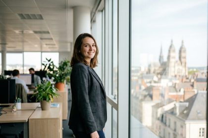 Jeune femme souriante dans un bureau moderne à Tours